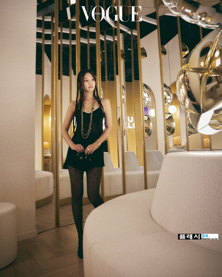 JENNIE-x-CHANEL-Coco-Crush-for-Vogue-Korea-8.jpg