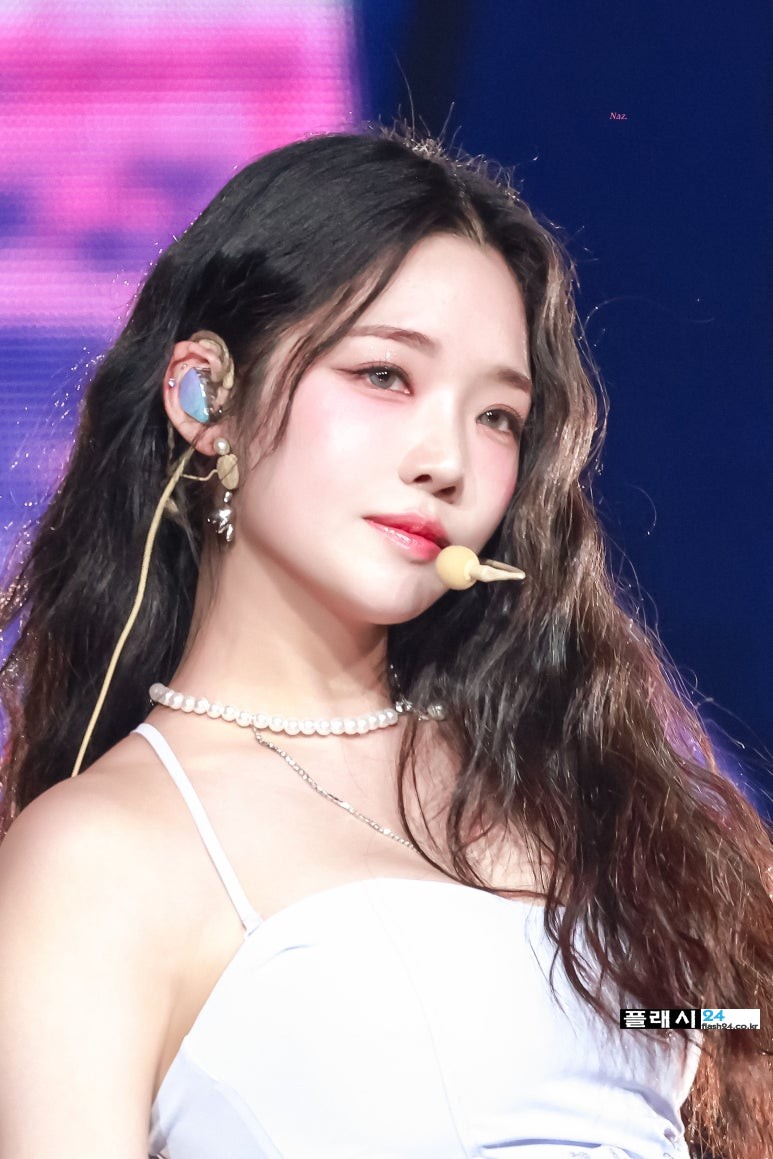 240616-fromis-9-Jisun-2024-Weverse-Con-Festival-1.jpg