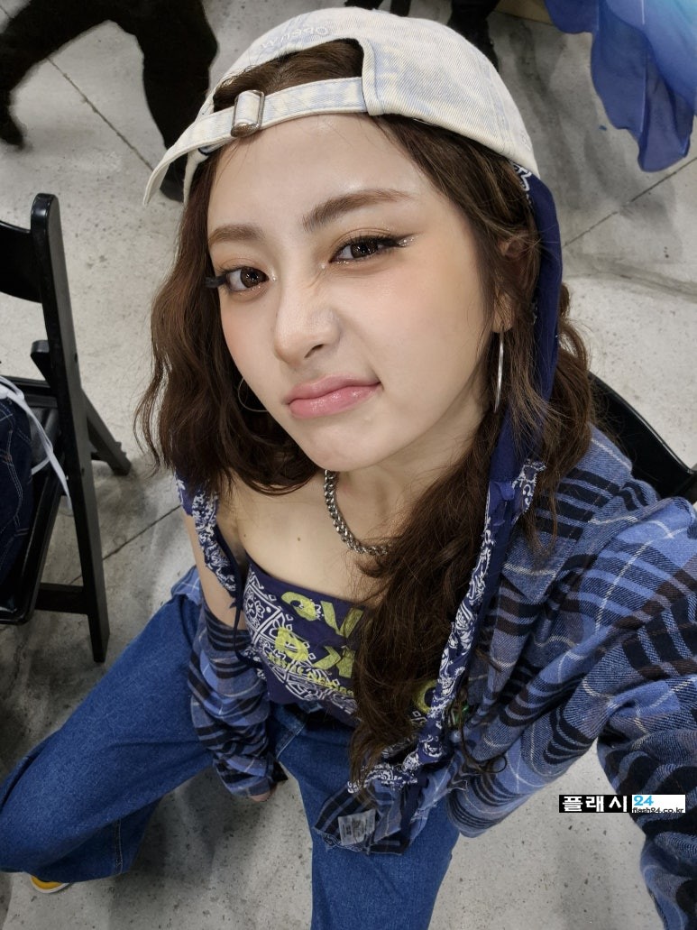 240722-Yunjin-Weverse-3.jpg