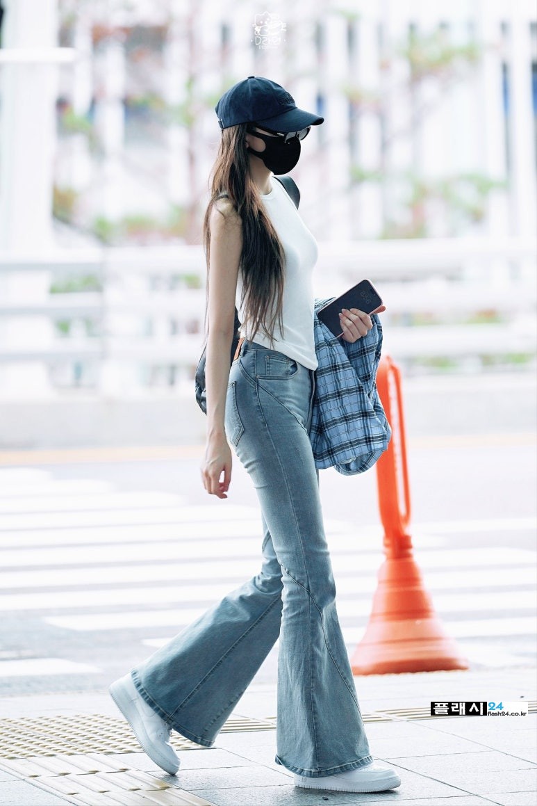 240719-ITZY-Yuna-at-ICN-Airport-2.jpg