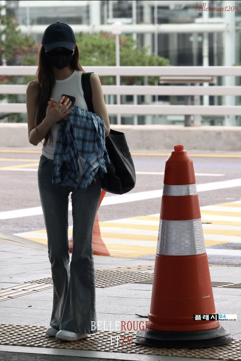 240719-ITZY-Yuna-at-ICN-Airport-4.jpg