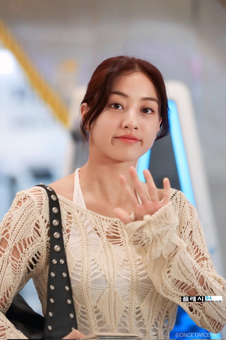 240911-Jihyo-at-GMP-Airport-2.jpg