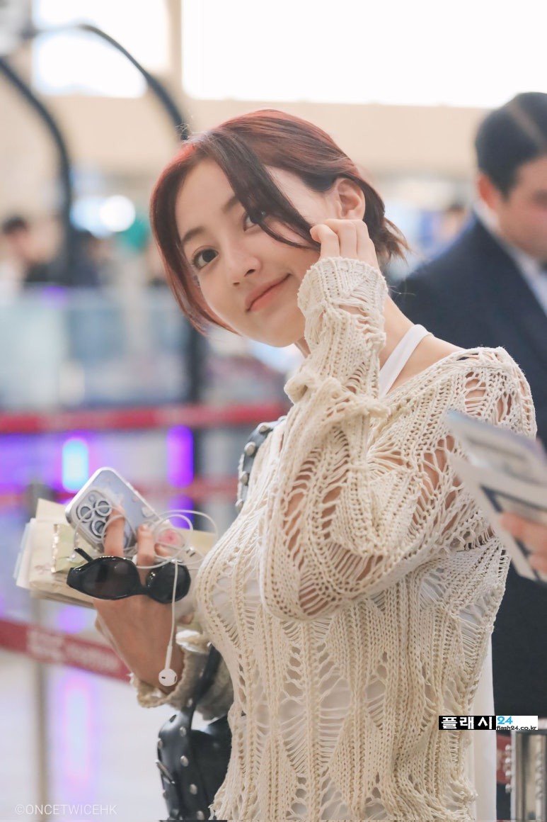 240911-Jihyo-at-GMP-Airport-3.jpg