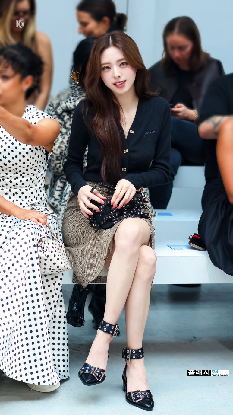 240924-YUNA-at-Paris-Fashion-Week-for-GANNI-Spring-Summer-2025-Show-9.jpg