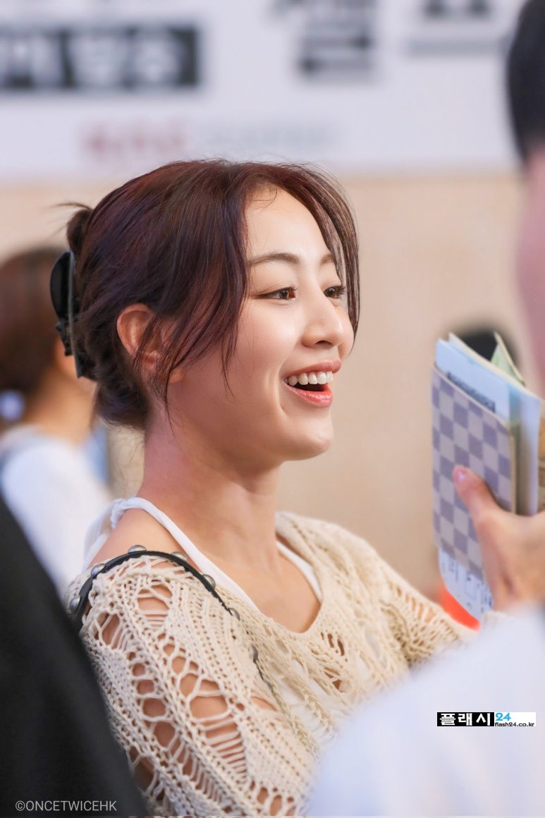 240911-Jihyo-at-GMP-Airport-6.jpg